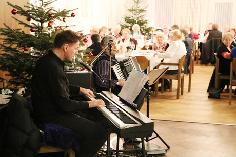 Festliches Weihnachtsessen mit tollem Unterhaltungsprogramm