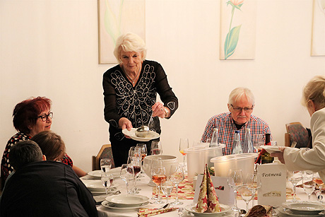 Festliches Weihnachtsessen mit tollem Unterhaltungsprogramm