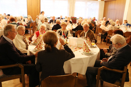 Festliches Weihnachtsessen mit tollem Unterhaltungsprogramm