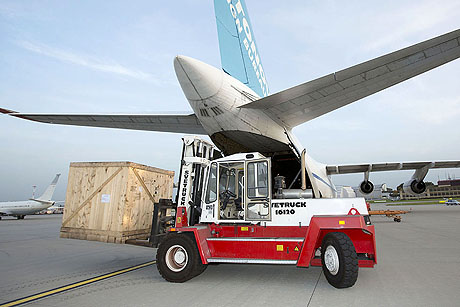 Modellschau und Tour im Flughafen