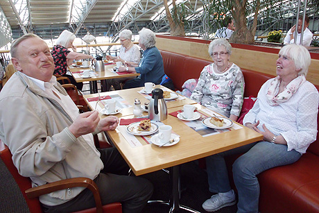 Modellschau und Tour im Flughafen