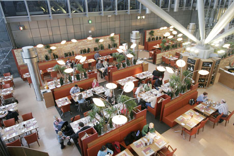 Modellschau und Tour im Flughafen