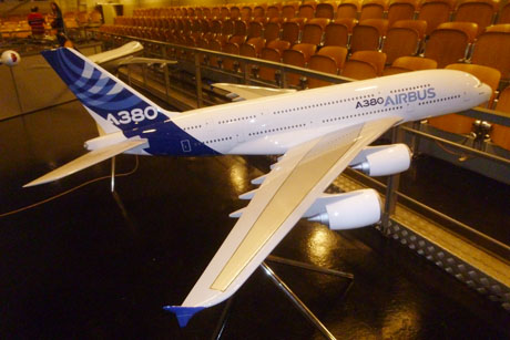 Modellschau und Tour im Flughafen