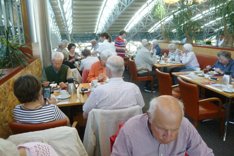 Modellschau und Tour im Flughafen