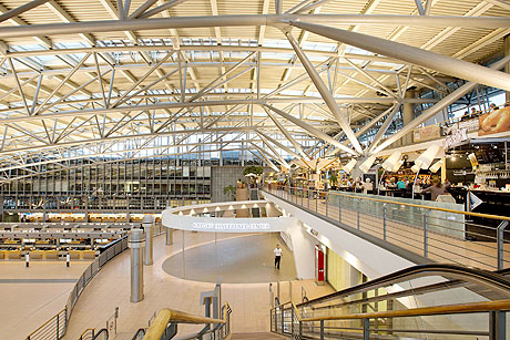 Modellschau und Tour im Flughafen