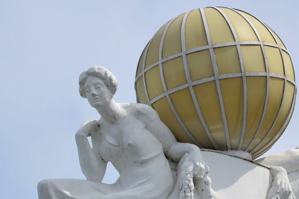 Auf welchem Geb&auml;ude thront diese Weltkugel?