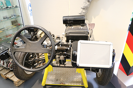 Knatternde Ostalgie am Checkpoint Charlie