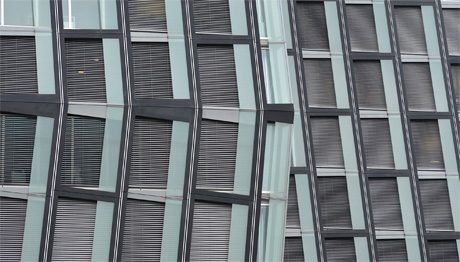 Zu welchem Gebäude gehört die auf dem Foto abgebildete Fassade?