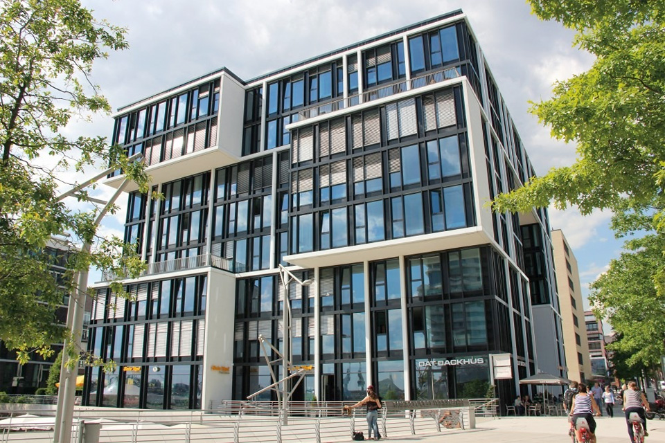 HIP verabschiedet erste Absolventen