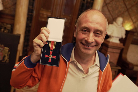 Emmanuel Peterfalvi erh&auml;lt Bundesverdienstorden