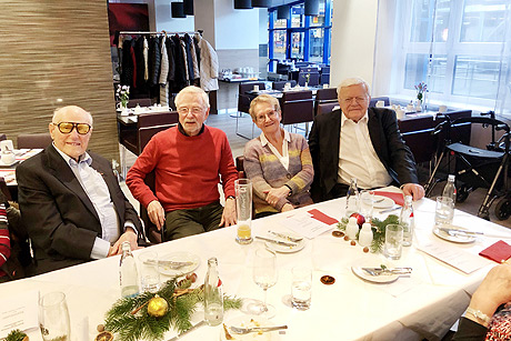 Wilhelm Simonsohn mit dem 1. Vorsitzenden Joachim Meyer und seinen Freunden und Medienboten Gerd und Ursula Reimers