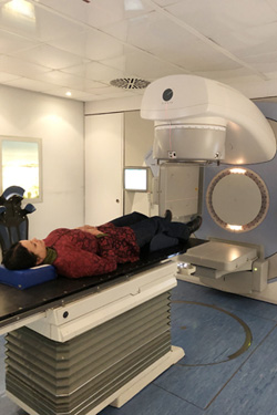 HBZ-Redakteurin Samira Aikas bei der Behandlung eines Arthroseknies im Strahlenzentrum Hamburg-Langenhorn. Resultat gibt es im Herbst. Foto: Samira Aikas mit freundlicher Unterstützung des Strahlenzentrums Langenhorn HBZ-Redakteurin Samira Aikas bei der Behandlung eines Arthroseknies im Strahlenzentrum Hamburg-Langenhorn. Resultat gibt es im Herbst. Foto: Samira Aikas mit freundlicher Unterstützung des Strahlenzentrums Langenhorn