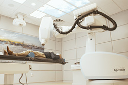 Behandlung eines Prostatakrebspatienten mit dem robotergesteuertem Radiochirurgiesystem 'CyberKnife' im Strahlenzentrum Hamburg MVZ, Foto:  Strahlenzentrum Hamburg MVZ