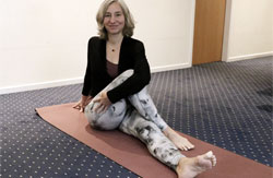 Yogalehrerin Katja Bothe beim mittäglichen Yoga Yogalehrerin Katja Bothe beim mittäglichen Yoga