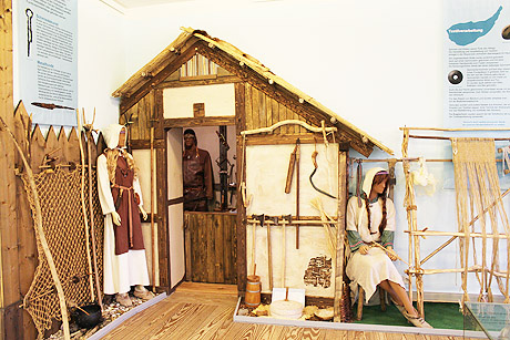 Flechthaus, das durch Lehm abgedichtet wurde, aus der Ausstellung des Museum des Kreises Plön