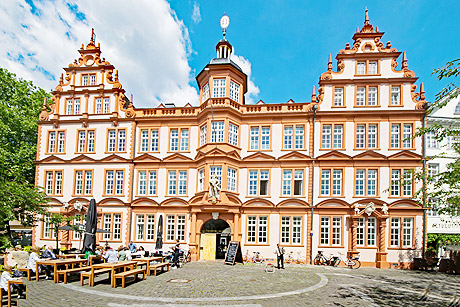Der altehrwürdige Bau des Hauses zum Römischen Kaiser im Renaissancestil ist die Heimat des Gutenberg-Museums