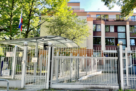 Das russische Generalkonsulatsgebäude am Feenteich an der Außenalster in Hamburg-Uhlenhorst