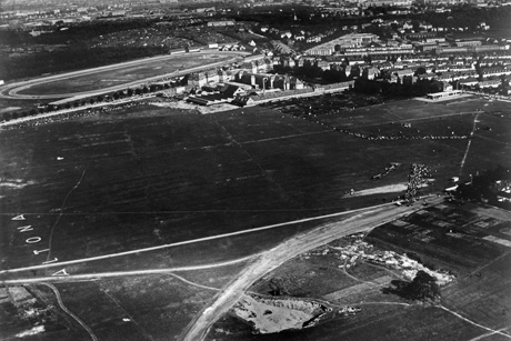 Luftaufnahme des Areals des Flugplatzes Altona-Bahrenfeld aus dem Jahr 1930, während einer Flugshow, Foto: (c) DESY