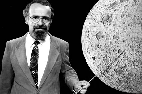 Prof. Erich Übelacker in einer seiner wissenschaftlichen Sendungen über den Mond beim NDR im Jahr 1987, Foto (c) NDR