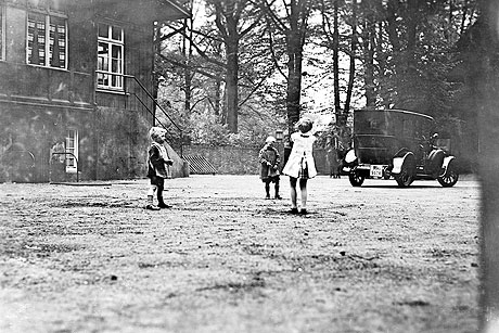 Spielende Kinder beim Herrenhaus im Hammer Park, das 1943 zerstört und nicht wieder aufgebaut wurde