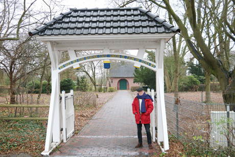 Der 1. Vorsitzende Peter Kaufner vor der Fritz-Schumacher-Kapelle auf dem Alten Friedhof