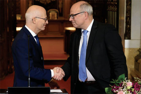 Verabschiedung von Schulsenator Ties Rabe (r.) durch Hamburgs Ersten Bürgermeister Dr. Peter Tschentscher (l.)