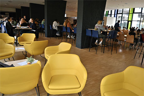 Die neu gestaltete Mensa im Philosophenturm der Universität Hamburg