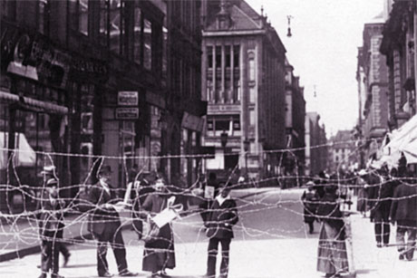 Ende Juni 1919 war der Rathausmarkt mit Stacheldraht abgesperrt, (c) stahlpress Medienbüro