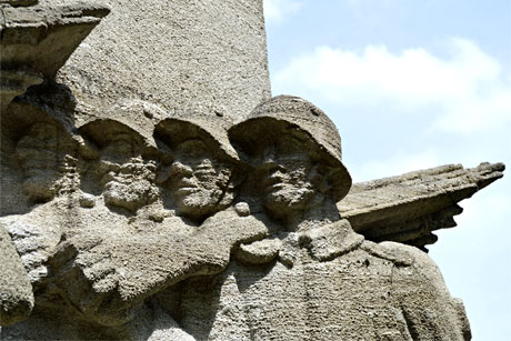 Auf welchem Denkmal prangen diese martialischen Gesichter? Foto: (c) stahlpress