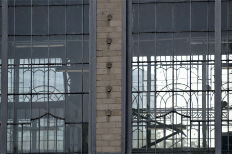 Zu welchem stark frequentierten, 1903 errichteten Gebäude gehört diese Jugendstil-Glasfassade? Foto: (c) stahlpress