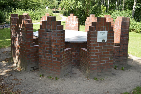 Mahnmal 'Tisch mit 12 Stühlen' von Thomas Schütte in Niendorf-Nord, Fotos: (c) stahlpress Medienbüro
