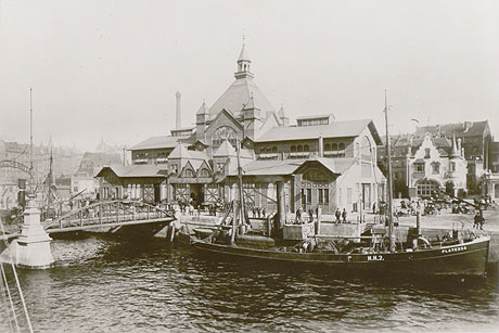 Am Ponton vertäute Ruderboote und Segelschiffe, 1904