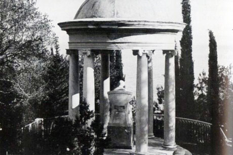 Historisches Bild des Heine-Denkmals auf Korfu: Postkarte, Fotograf unbekannt, Quelle Wikimedia Commons
