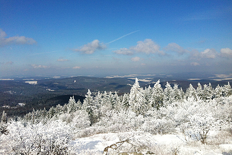 Der winterliche Blick vom Feldberg über den Taunus
