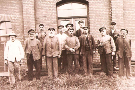 Gruppenfoto der Arbeiter von Hermann Vering (Privatarchiv von Dorit Vering)