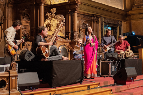 Die Band Ek Minute Baba musiziert mit Suprabha KV beim Senatsempfang während der India Week 2019