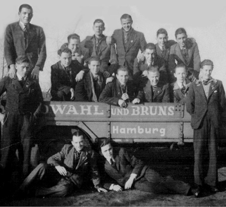 Niederländische Zwangsarbeiter 1944 auf einem LKW-Anhänger im Lager Wilhelm-Raabe-Weg