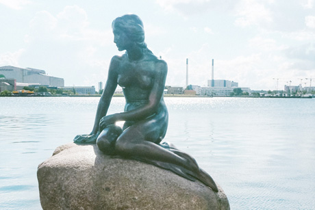 Skulptur der Kleinen Meerjungfrau von Edvard Eriksen an der Uferpromenade
