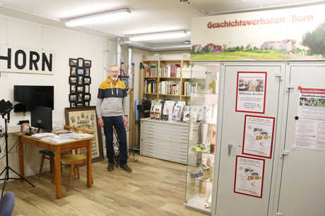Gerd von Borstel in den Räumlichkeiten der Geschichtswerkstatt Horn, Foto: (c) Samira Aikas