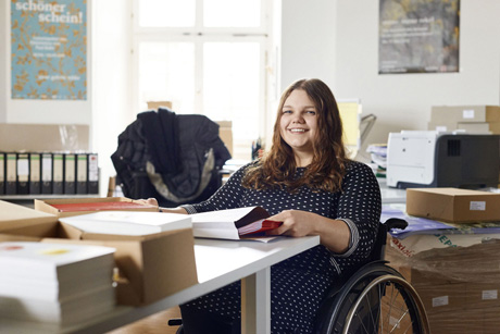 Eine Freiwillige leistet ihr FSJ Kultur in der Öffentlichkeitsarbeit, Foto: (c) Freiwilligendienste Kultur und Bildung/BKJ