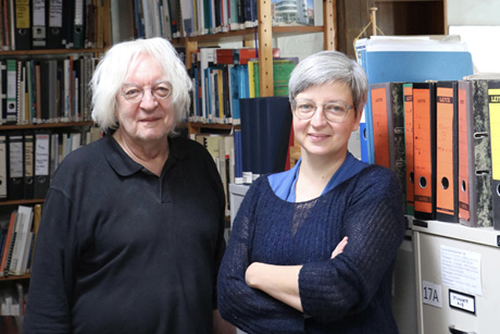 Burkhart Springstubbe und Janina Kriszio im urigen Archiv der Geschichtswerkstatt Ottensen, Foto: Samira Aikas