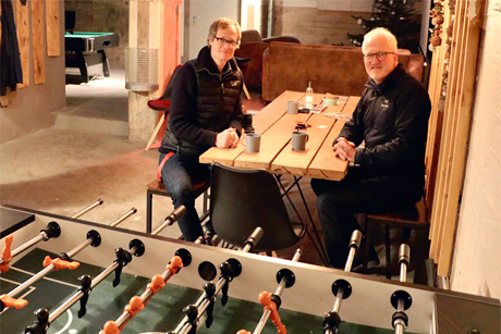 Abends treffen sich hier Jugendliche zum Pizzabacken, Musikhören oder Spielen