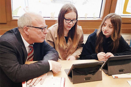 Schulsenator Ties Rabe bei einem seiner vielen Besuche an Schulen