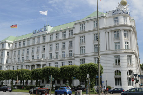 Die Weltkugel ist das Wahrzeichen des Atlantic Hotels