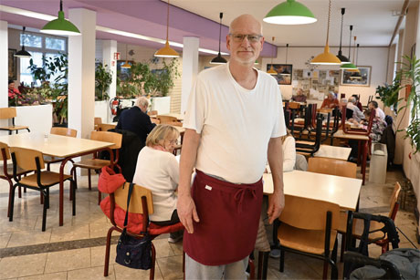 Stephan Kulosa leitet die Kantine 'Gaststätte für Jedermann' in der Außenstelle Billstedt des Bezirksamts Hambu