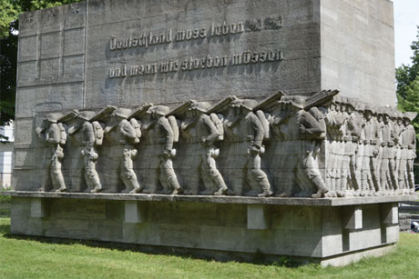 Das 1936 eingeweihte Denkmal zu Ehren des Infanterie-Regiments Nr. 76 am Stephansplatz ist seit Jahrzehnten, (c) stahlpress