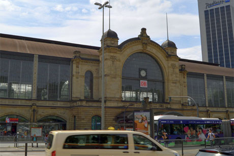 Seit Juni 1903 rollen in dem Neubau des Dammtor-Bahnhofs die Züge vom Gleis. Foto: (c) stahlpress Medienbüro