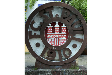 Das Logo des FC St. Pauli ist aus Beton und steht auf dem Harald-Stender-Platz, Foto: (c) stahlpress Medienbüro