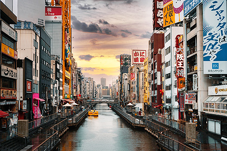 Der Dotombori River fließt durch Downtown Osaka