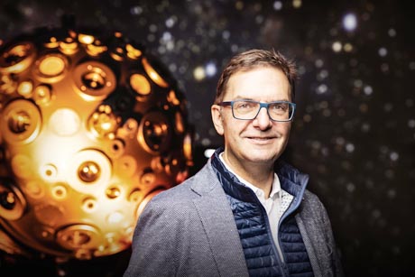 Der Direktor des Planetariums Hamburg, Prof. Thomas W. Kraupe, vor dem Sternenprojektor, Foto (c) Wolfgang Köhler
